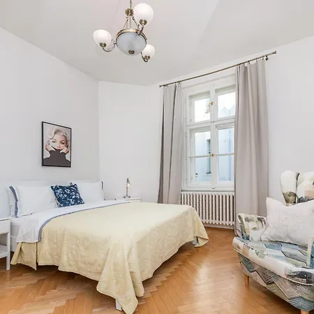 Quiet In The Old Town Apartment