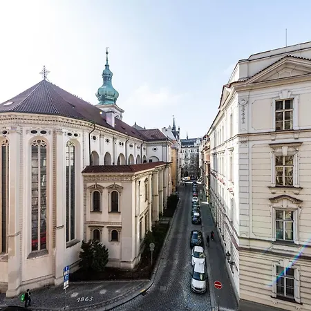 Quiet In The Old Town Prag