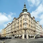 Quiet In The Old Town Apartman