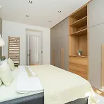 Quiet In The Old Town Apartman