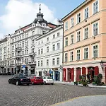 Quiet In The Old Town Daire *