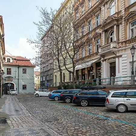 Charming In Famous Area Διαμέρισμα Πράγα